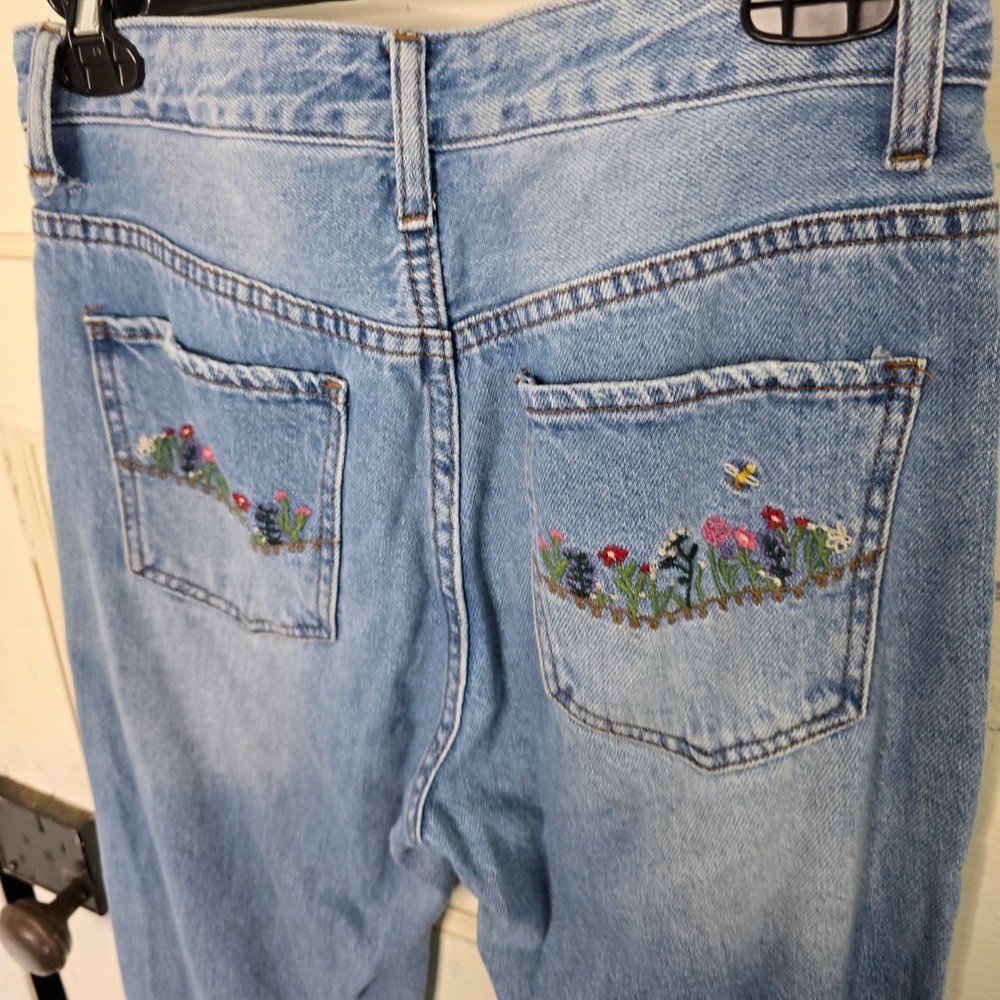 SONG Timeless Fit Light Wash Embroidered Flower Jeans Women's Size‎ 3 26